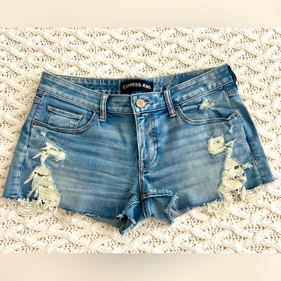 Express Distressed Denim Shorts Size 6 - Picture 1 of 3